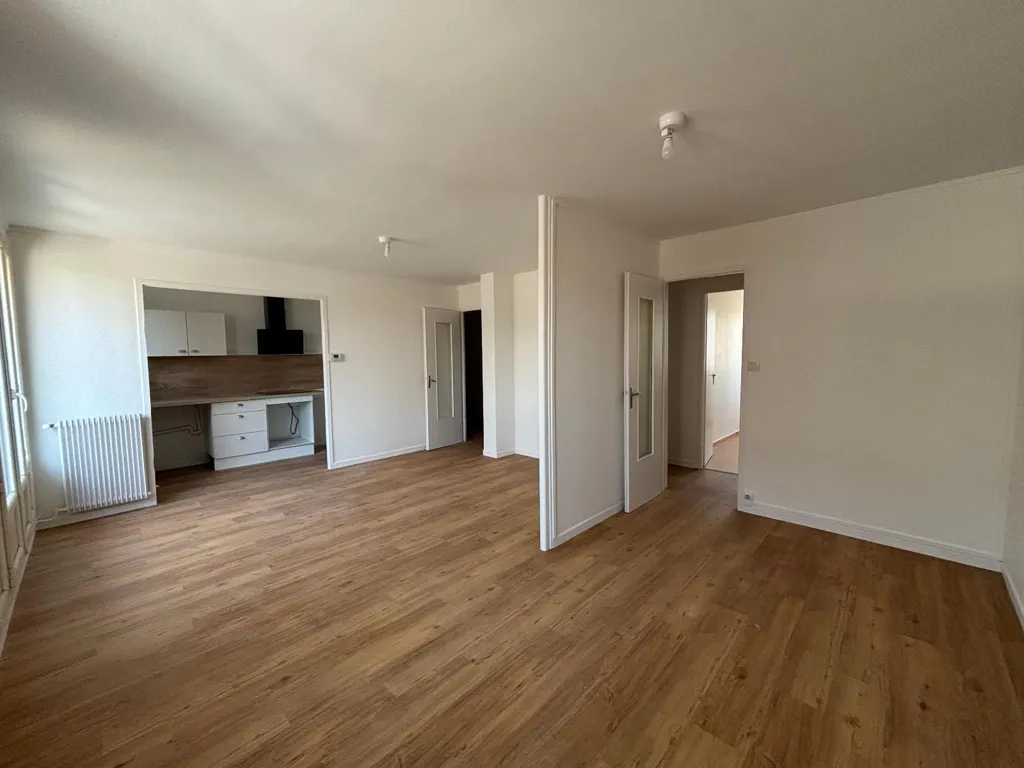 Séjour - Appartement 4 Pièces avec Balcon à Valence