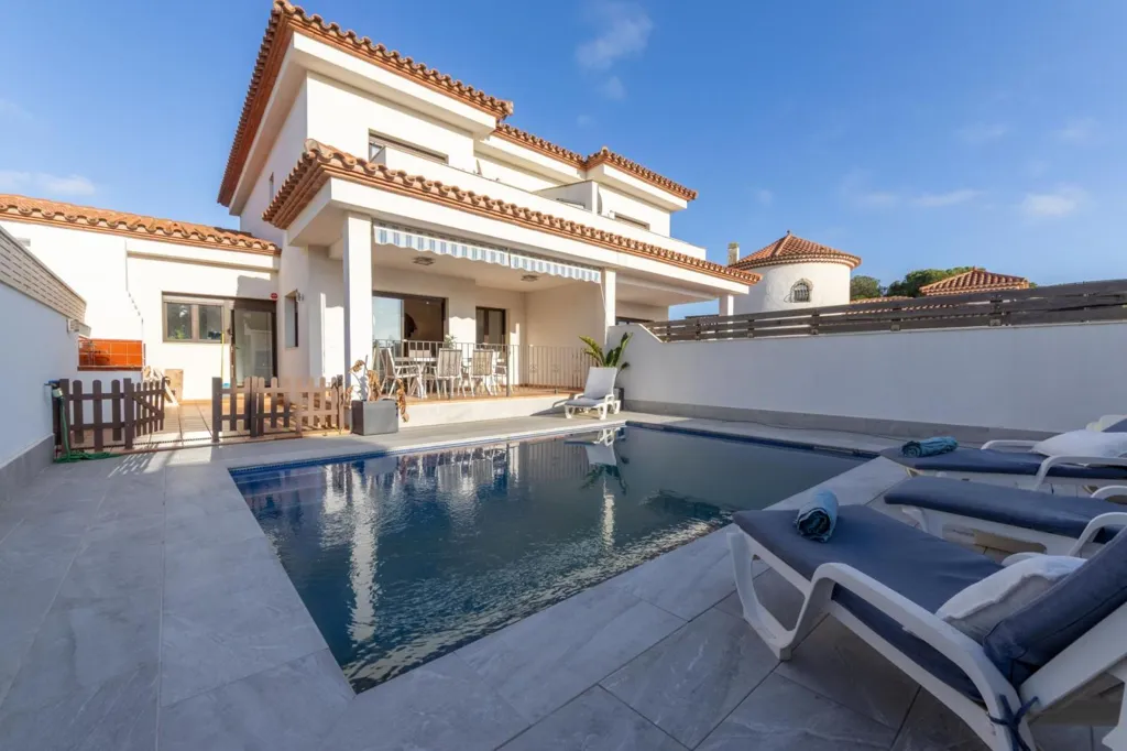 Bassein - Pareded House with Pool on Avenida de Cádiz