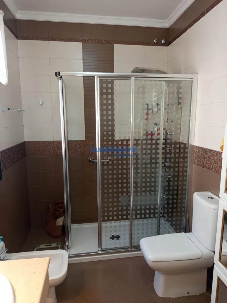 Bathrooms - Independent Chalet with Pool in Cerros de Montequinto