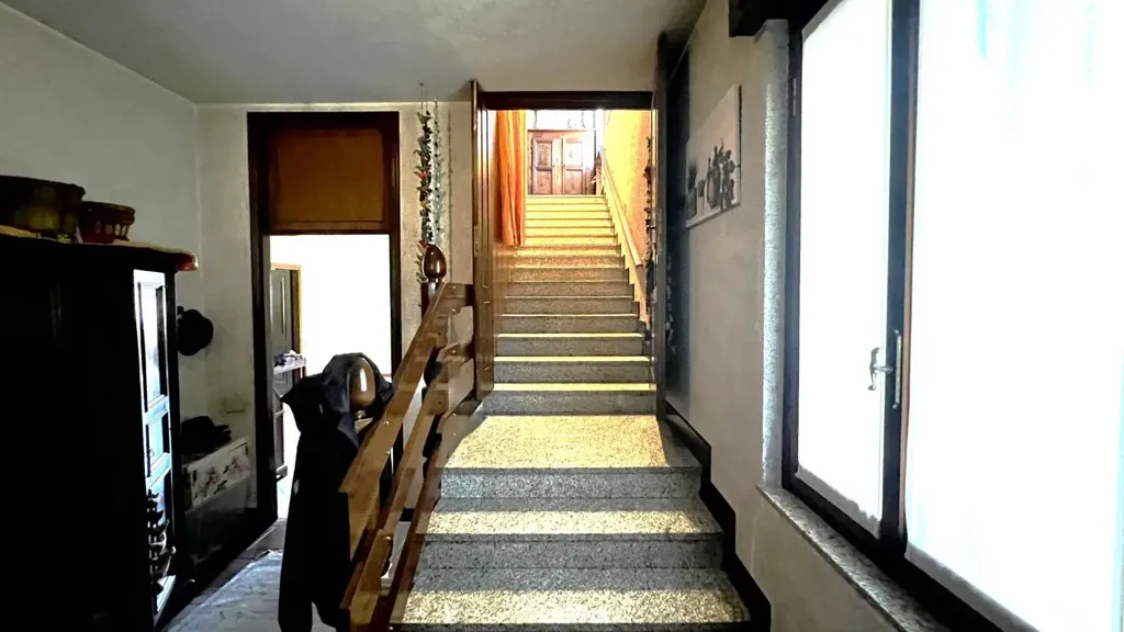 Toad - Villa with Edificabile Potential in Bernareggio