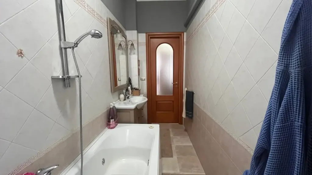 Salles de bain - Rearranged Apartment with Balcony in Beinasco