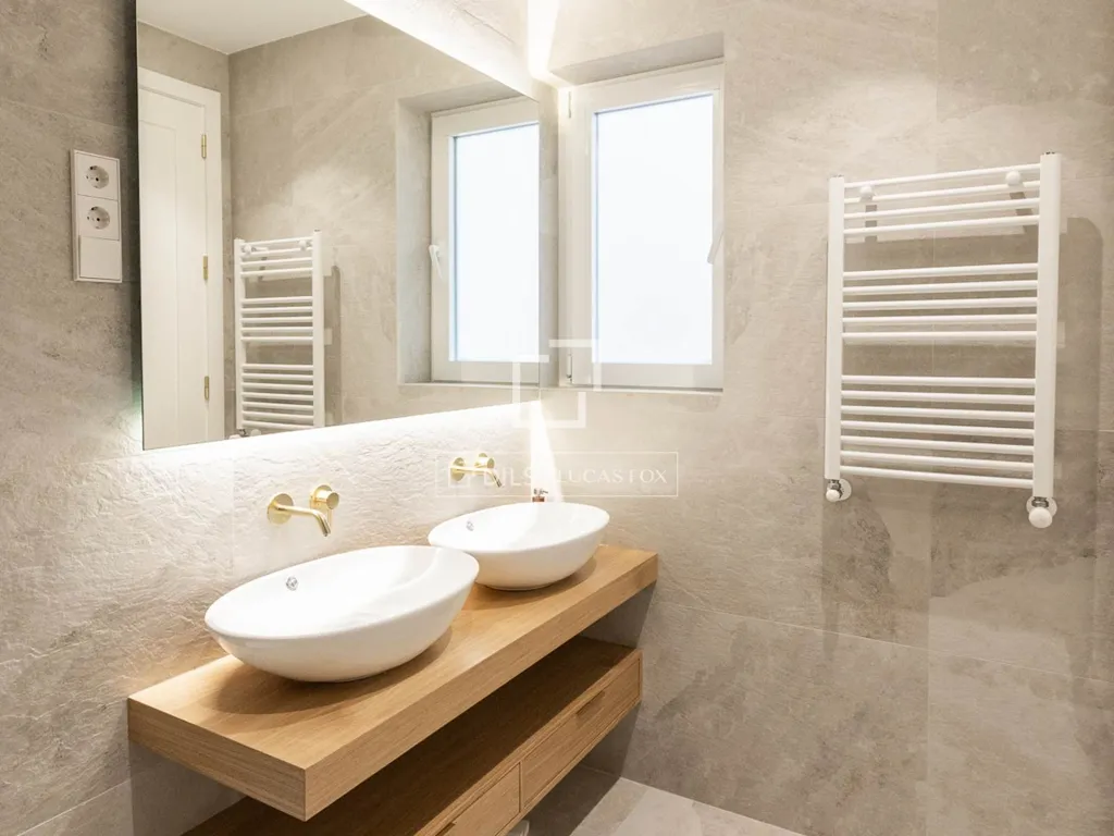 Bathrooms - Luxury Flat with High Ceilings in Salamanca