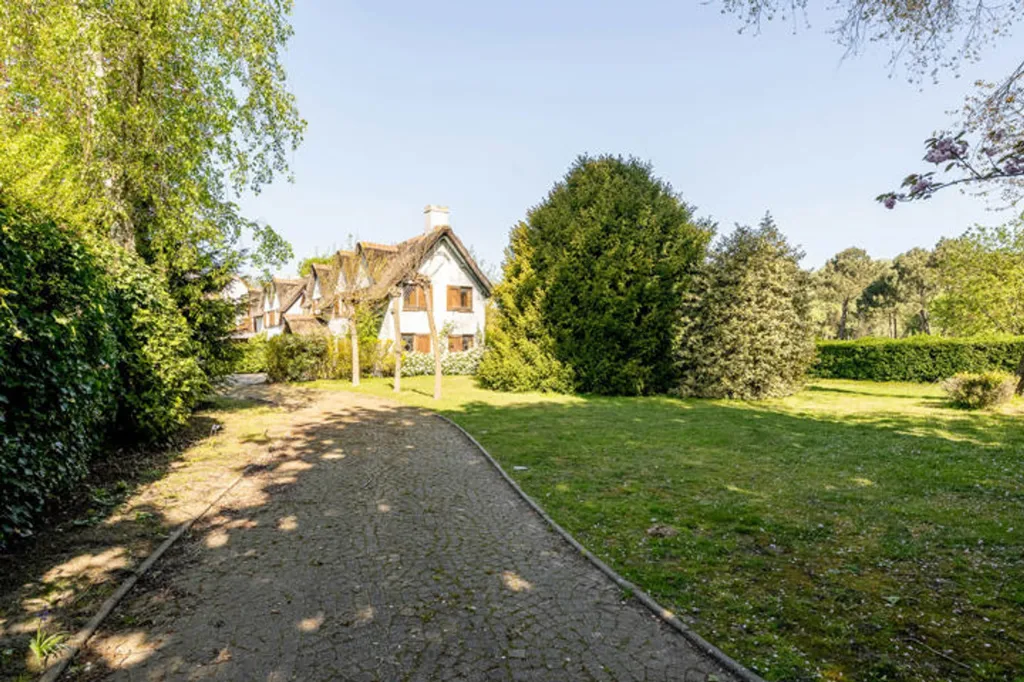 Esterno - Renovation-Ready House with Golf View in Knokke-Heist