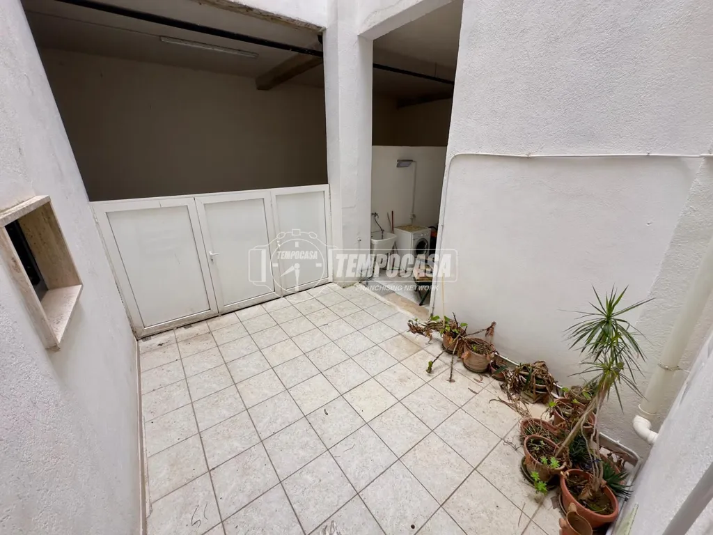 Jardin - Three-Bedroom Flat with Patio in Valenzano