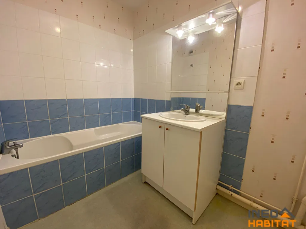 Salles de bain - Appartement en centre-ville d'Irodouër avec balcon