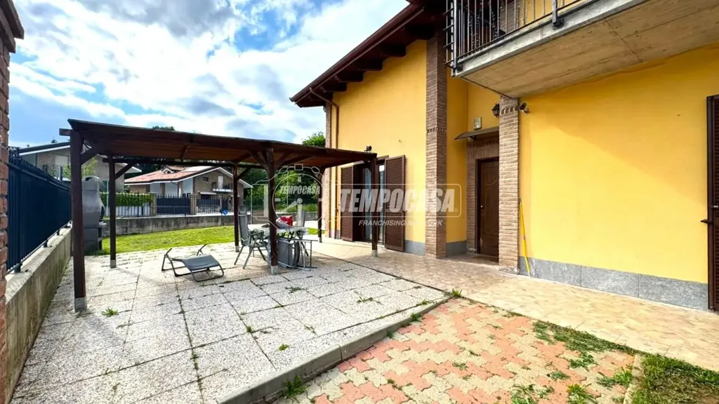 Terrass - Modern Villa with Garden in Druento