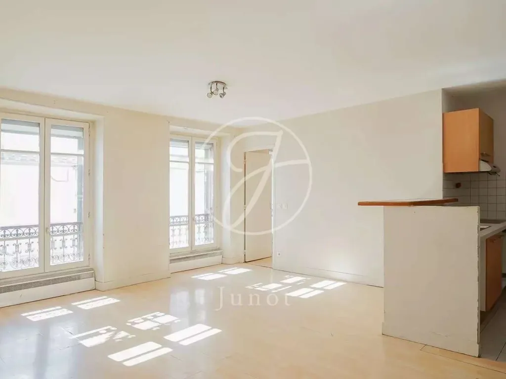 Living Room - 4-Piece Apartment with Courtyard View in Paris 75011