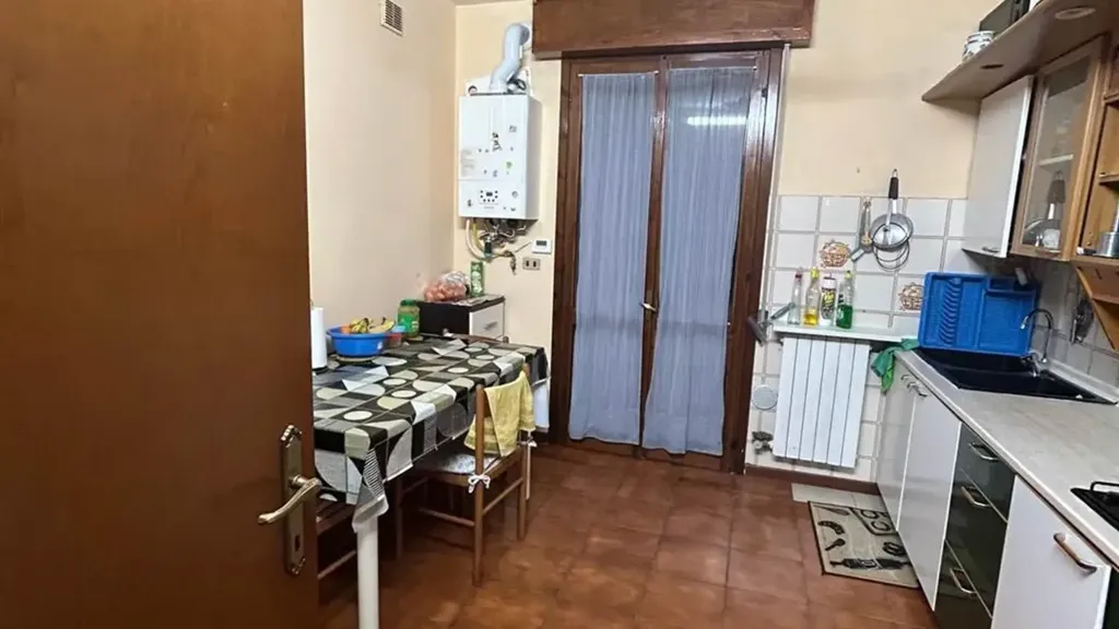 Cucina - 5-Room Apartment with Balcony in Suzzara