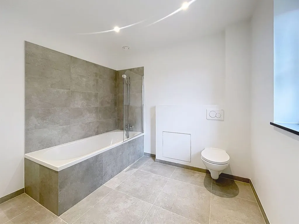 Salles de bain - Maison Neuf avec Terrasse à l'Écart des Champs