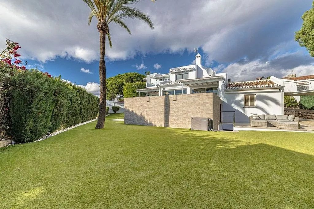 Jardin - Traditional Chalet with Pool in Las Chapas, Marbella