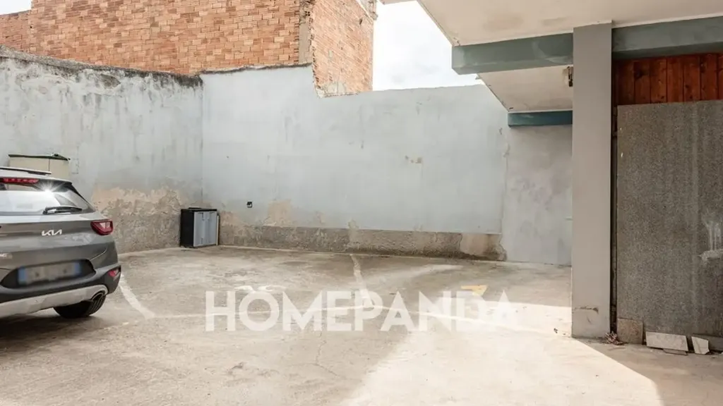 Garage - 4-Bedroom Apartment with Balconies in Sestu