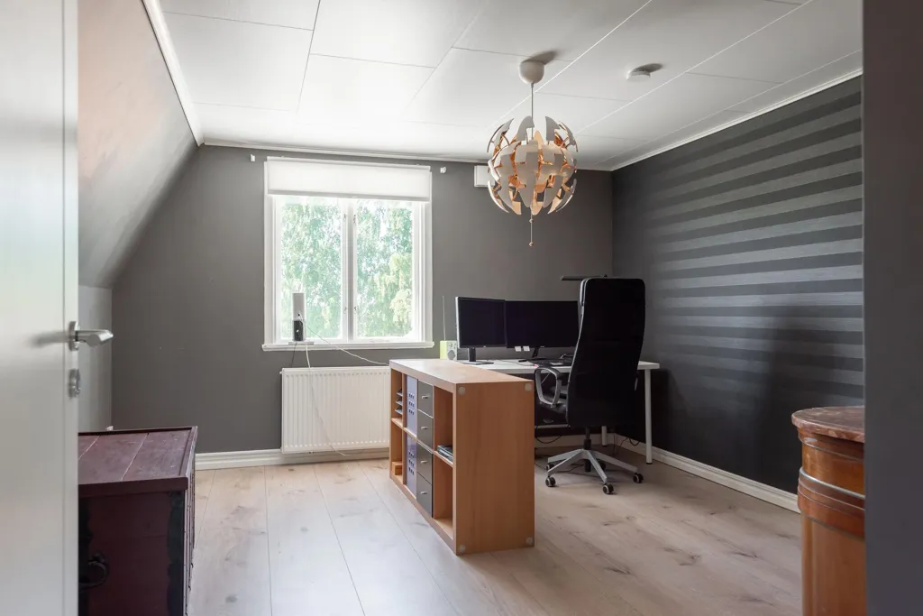 Bureau - Charming Villa with Garden in Gesala