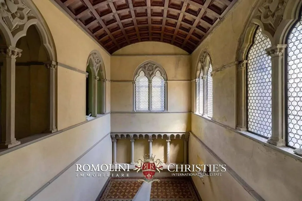 Entrée - Neo-Gothic Castle with Park in Reggello, Tuscany