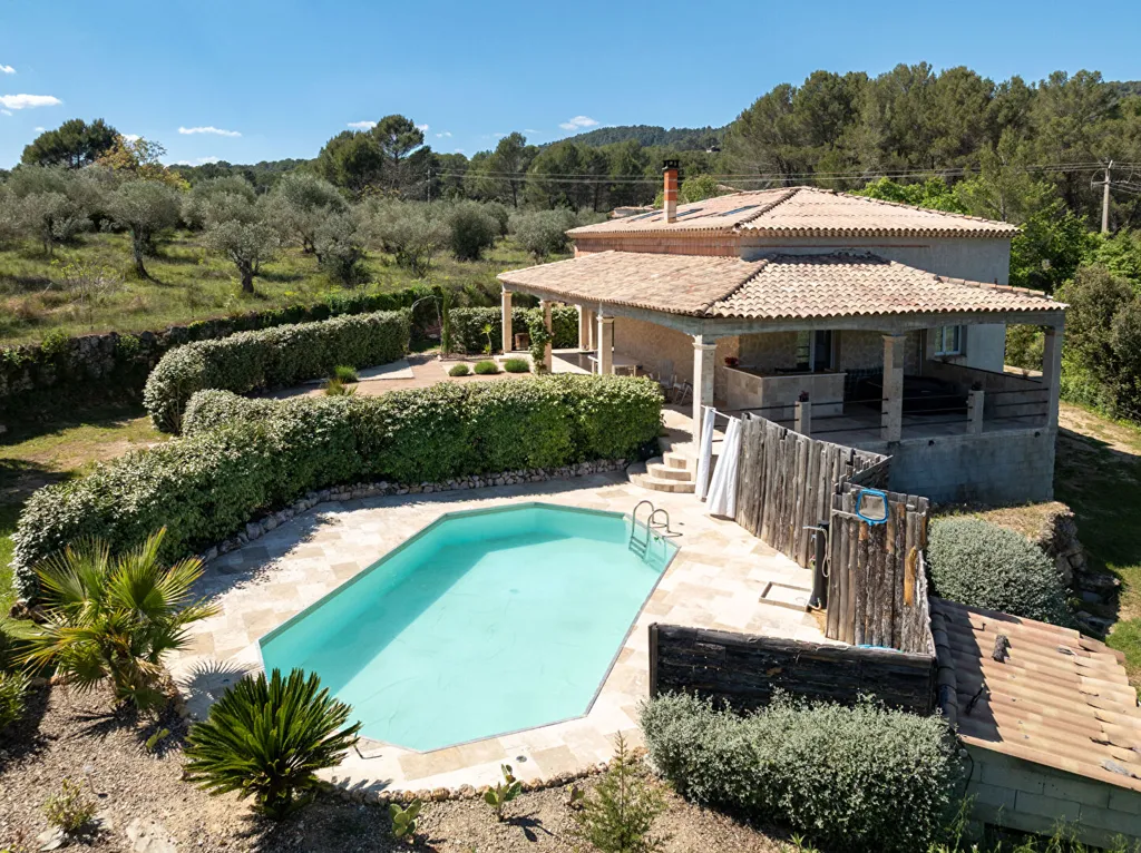 Vue aérienne - Maison avec Piscine et Potentiel d'Agrandissement à Salernes