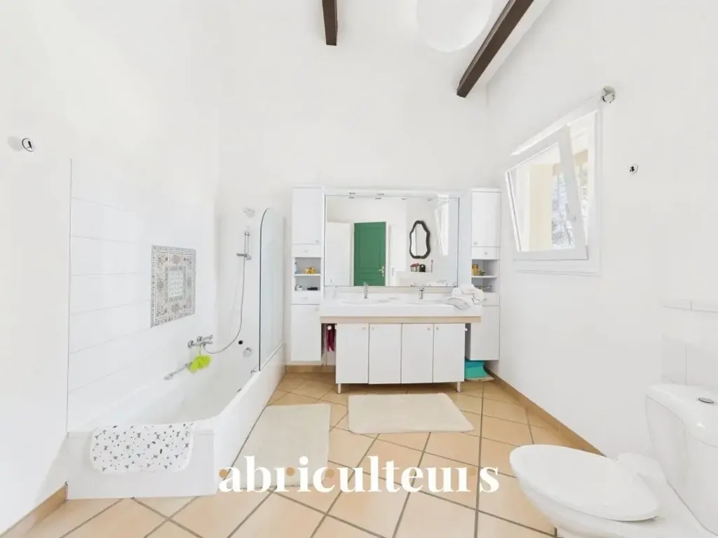 Vannitoad - Architect-Designed House with Pool in Ventabren