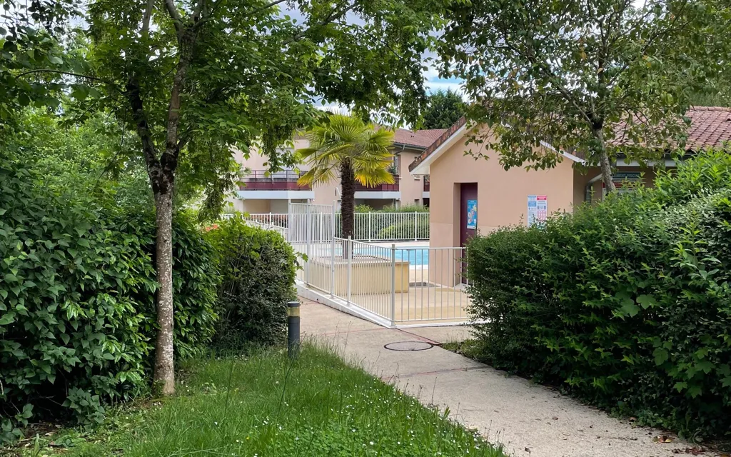 Jardin - Appartement Meublé avec Piscine à Limoges