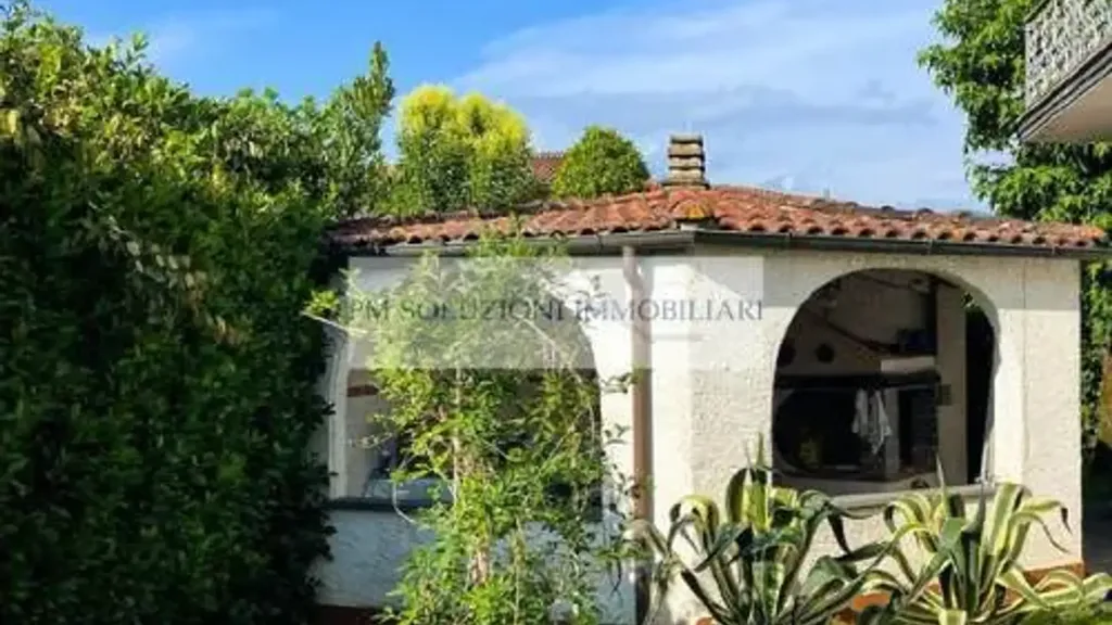 Aed - Villa with Garden in Forte dei Marmi