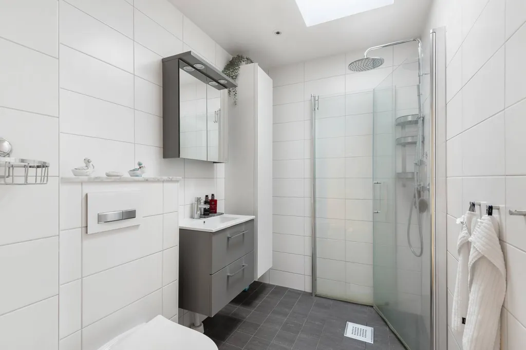Vannitoad - Renovated Two-Bedroom Flat with Garden in Järfälla