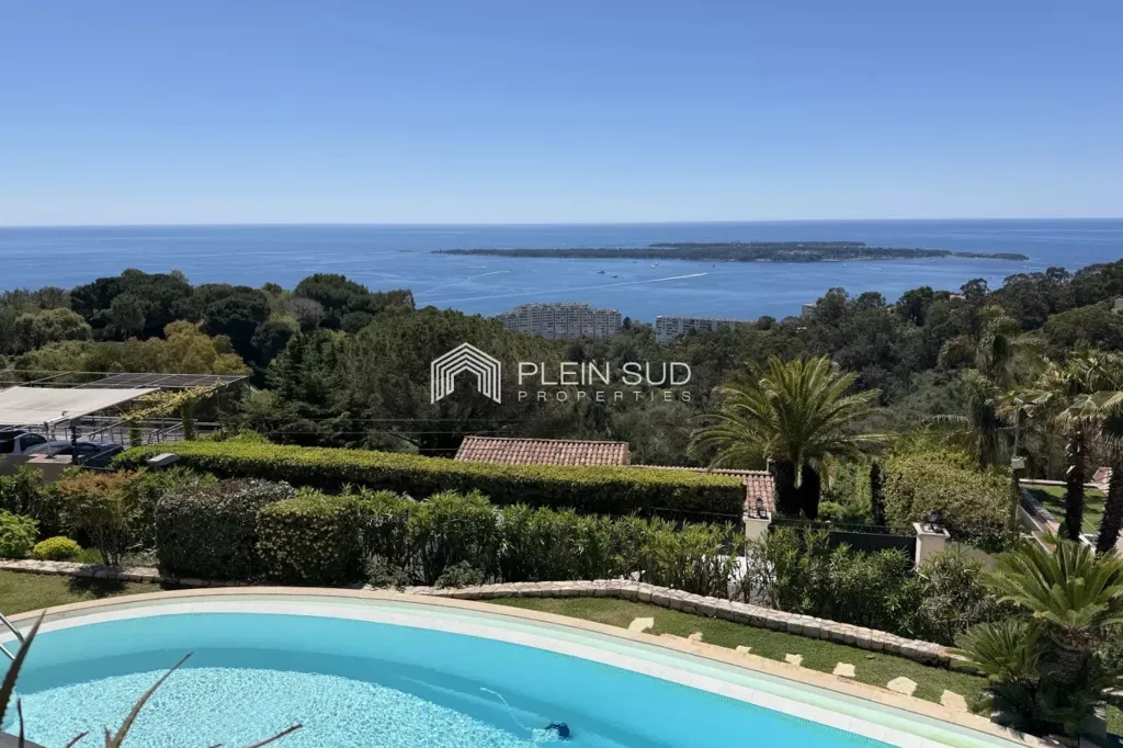 Piscine - Villa d'Architecte avec Vue Mer à Super-Cannes