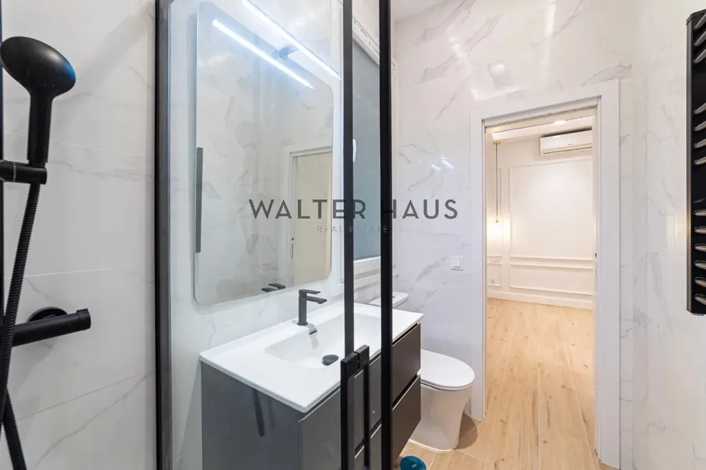 Salles de bain - Modern Apartment with Mountain View in Madrid