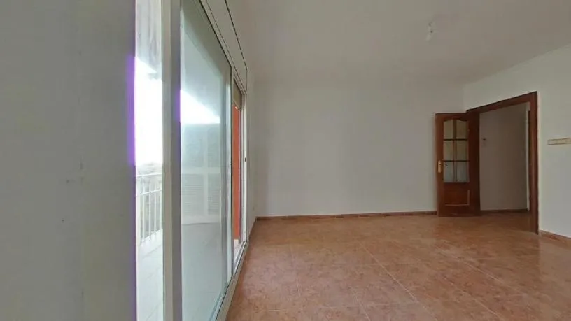Séjour - Family-orientated Flat with Balcony in Mataró