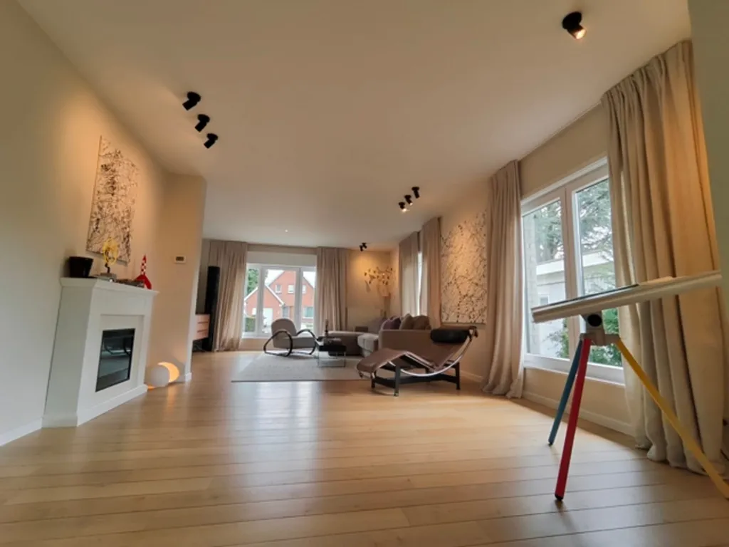 Elutuba - Architect-Designed Villa with Garden in Waterloo-Faubourg
