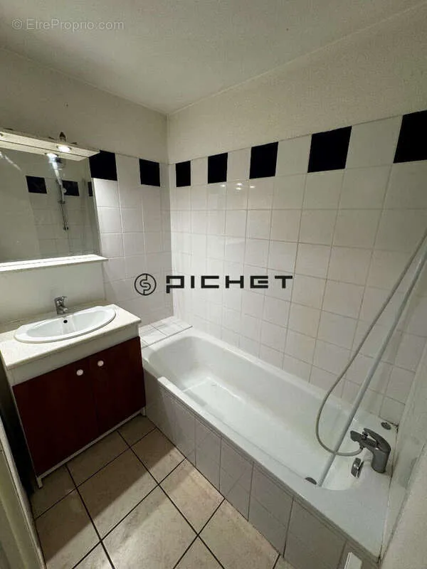 Bathrooms - Apartment with Private Garden in Bordeaux Chartrons