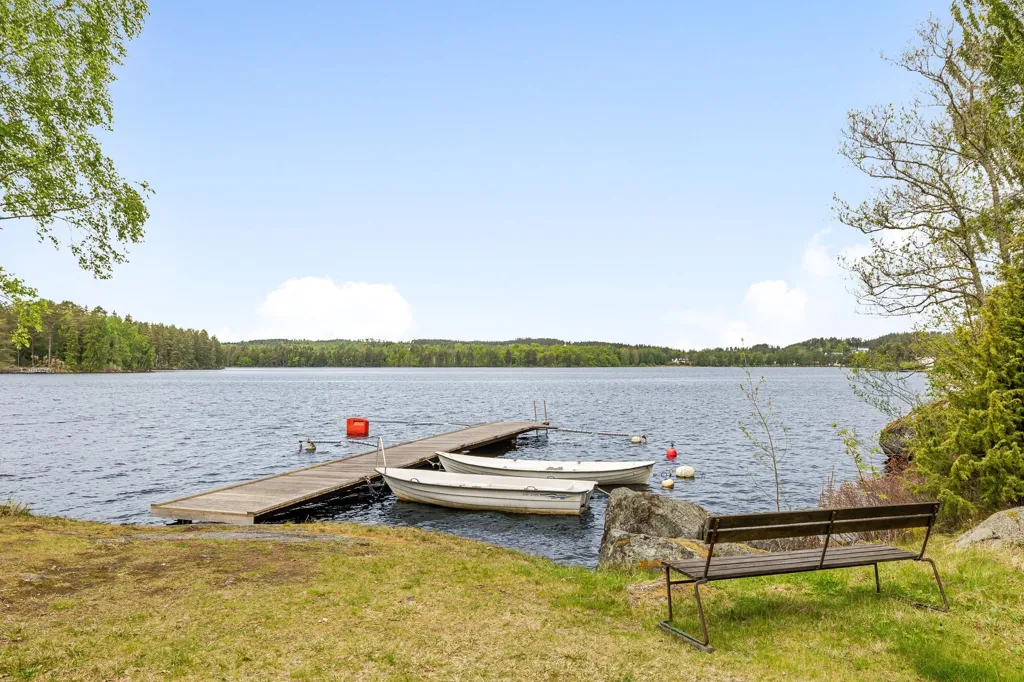 Aed - Charming Cottage with Lake View in Virserum
