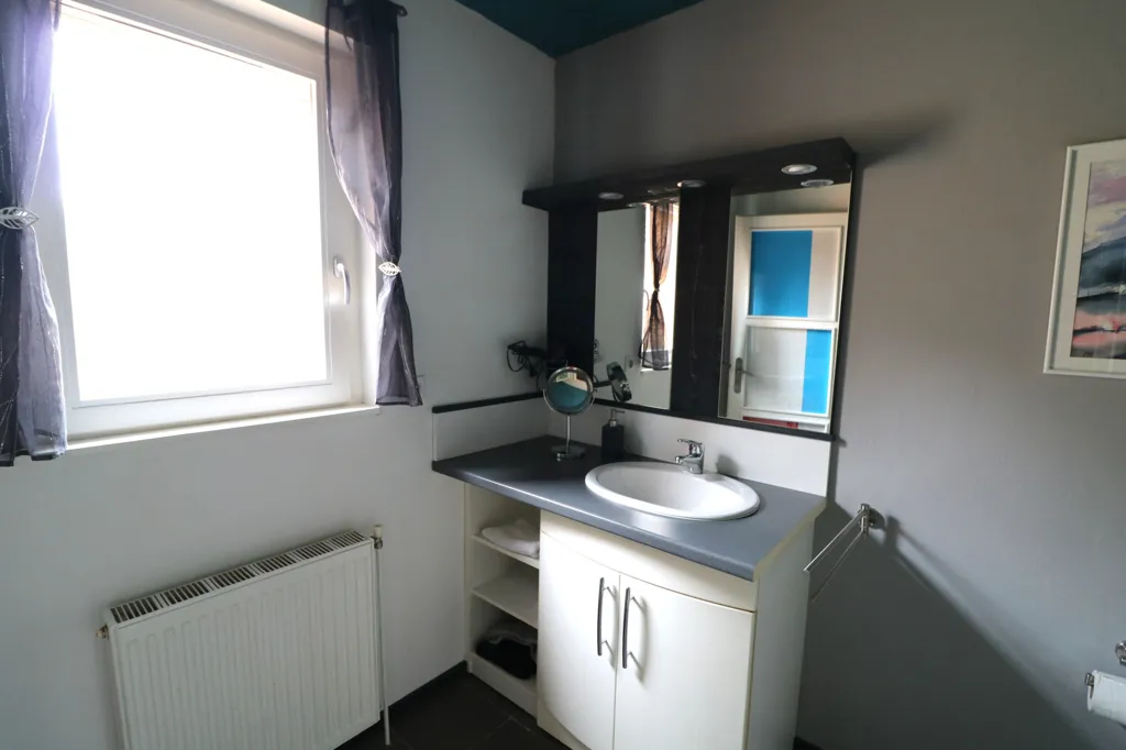 Salles de bain - Maison Contemporaine avec Piscine en Campagne
