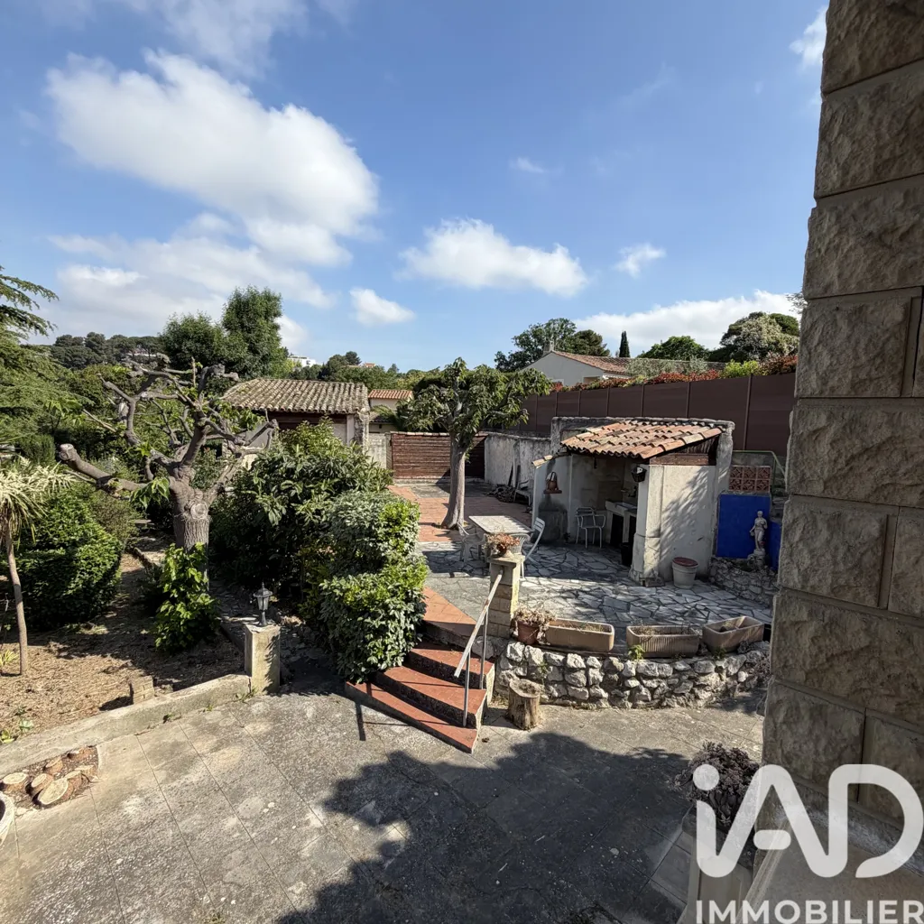 Jardin - Maison avec Fort Potentiel et Grand Terrain à Marseille