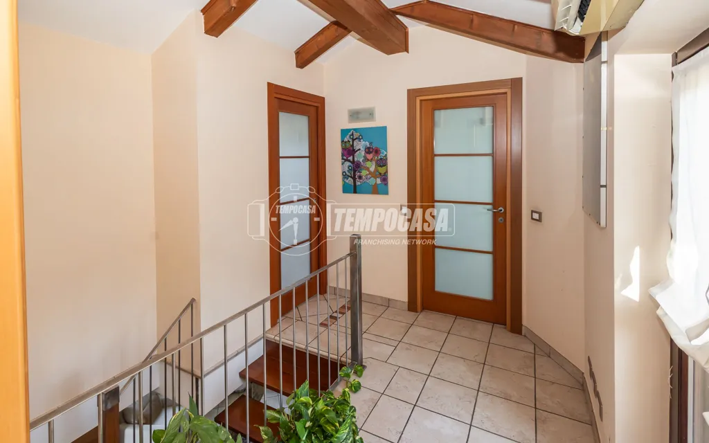 Entrée - 5-Bedroom Apartment with Double Garage in Chieri