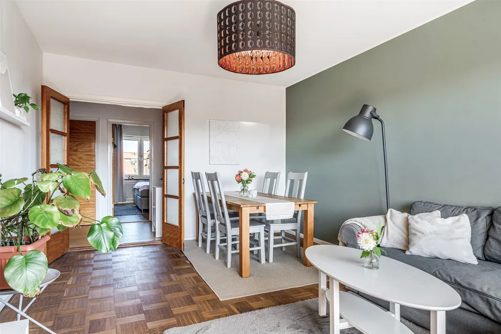 Elutuba - Renovated Two-Bedroom Flat with Balcony in Malmgården