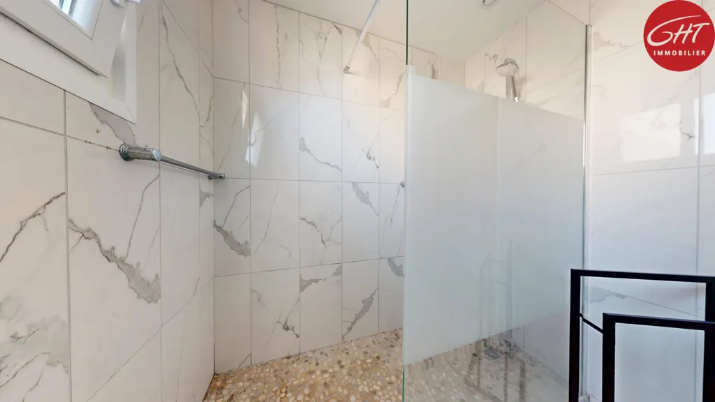 Salles de bain - Appartement T5 avec Terrasse à Châteaufarine