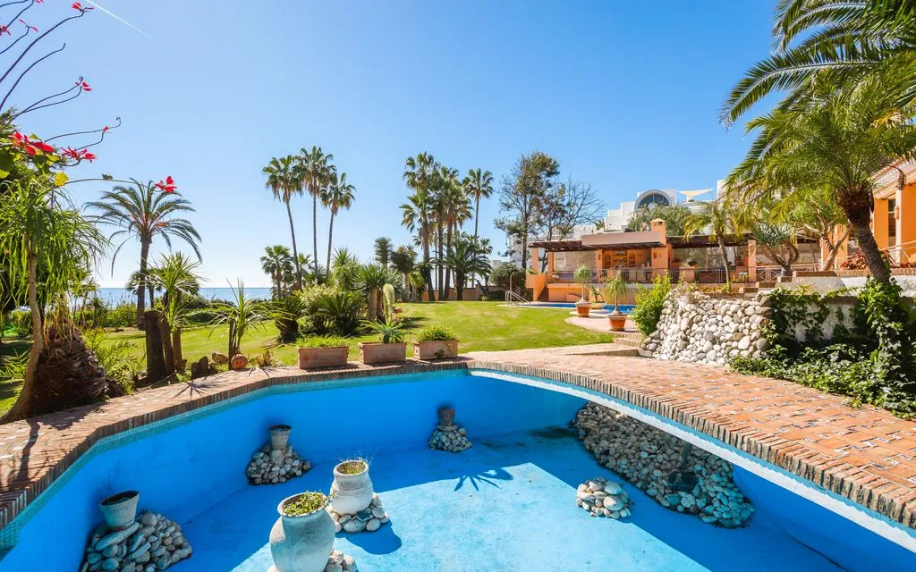 Piscine - Beachfront Villa with Pool in Estepona