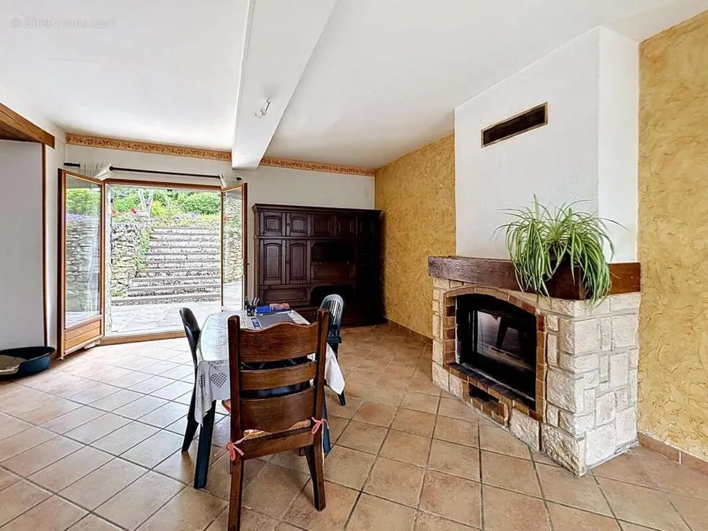 Söögituba - Charming Country House with Solar Panels in Clermont