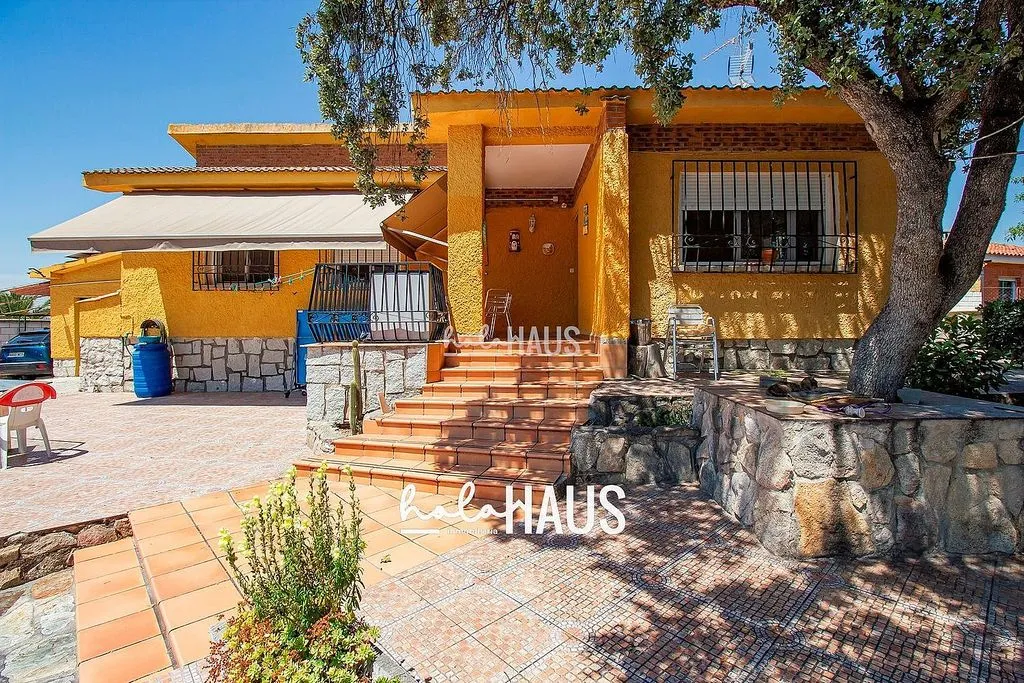 Exterior - Chalet with Pool and Terrace in Calalberche