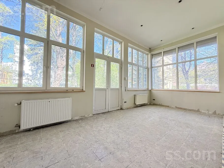 Elutuba - 6-Bedroom Apartment with Private Parking in Riga Centre