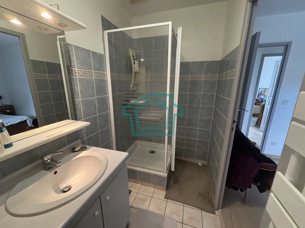 Salles de bain - Maison Individuelle avec Double Garage dans un Environnement Calme