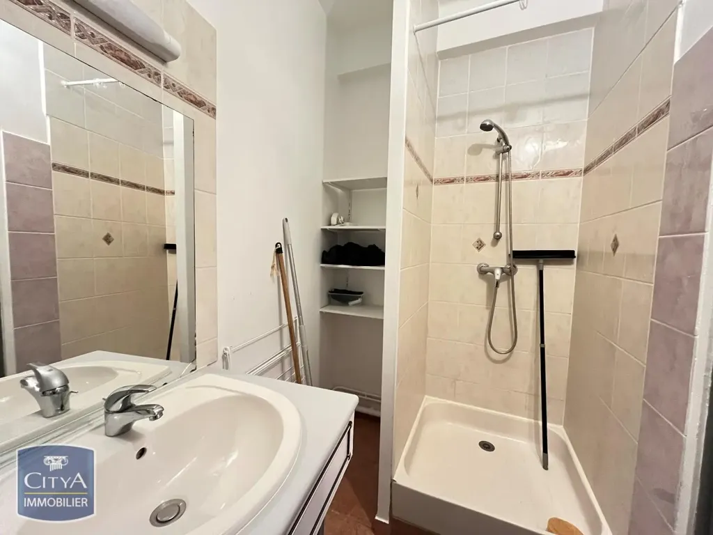 Badezimmer - Modern 1-Bedroom Apartment with Lift in Bourges