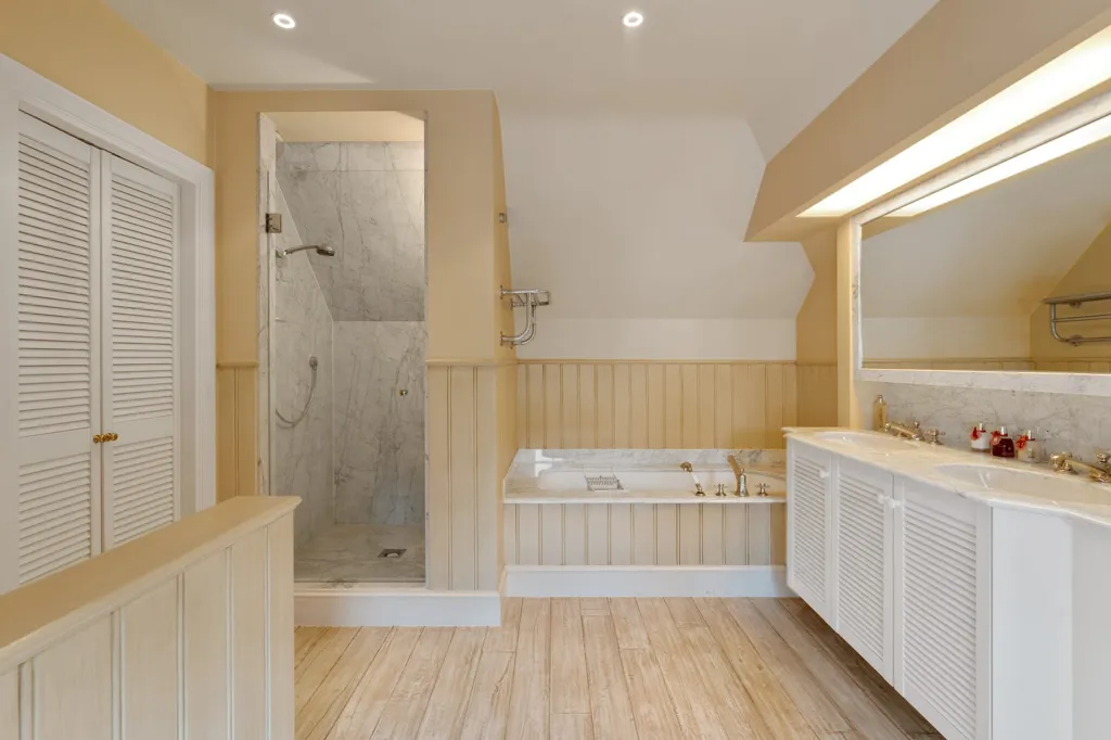 Bathrooms - Villa with Pool in Brasschaat Centre
