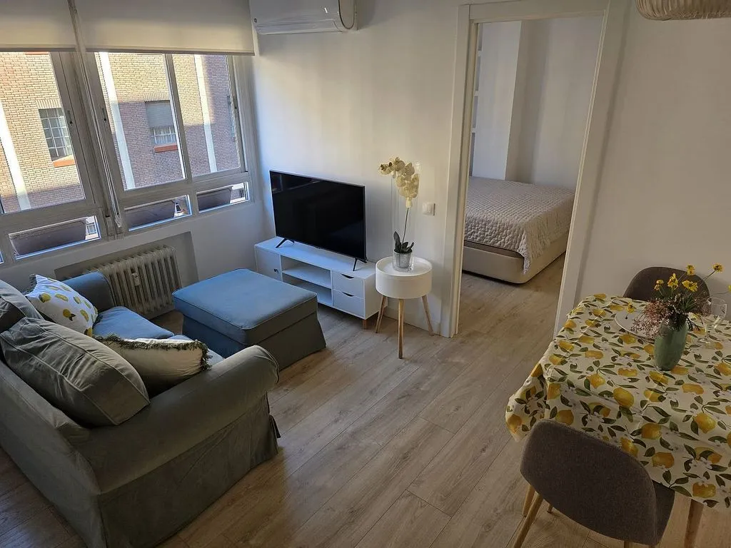 Elutuba - Modern Studio Flat with Balcony in Retiro
