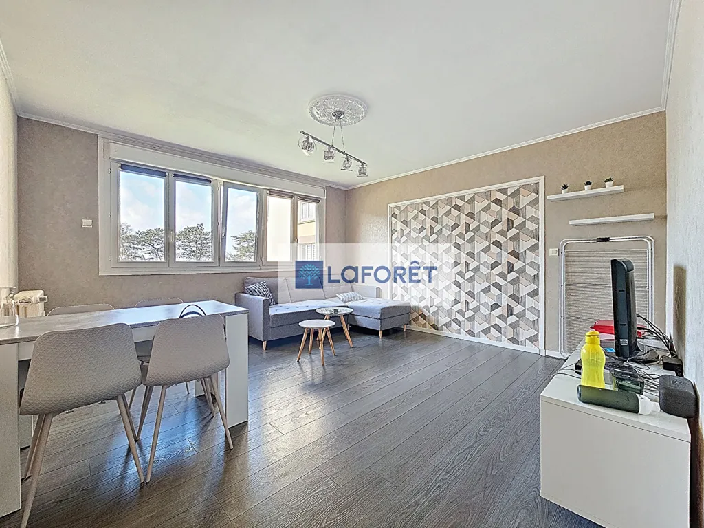 Elutuba - Bright T5 Apartment with Private Parking in Brest