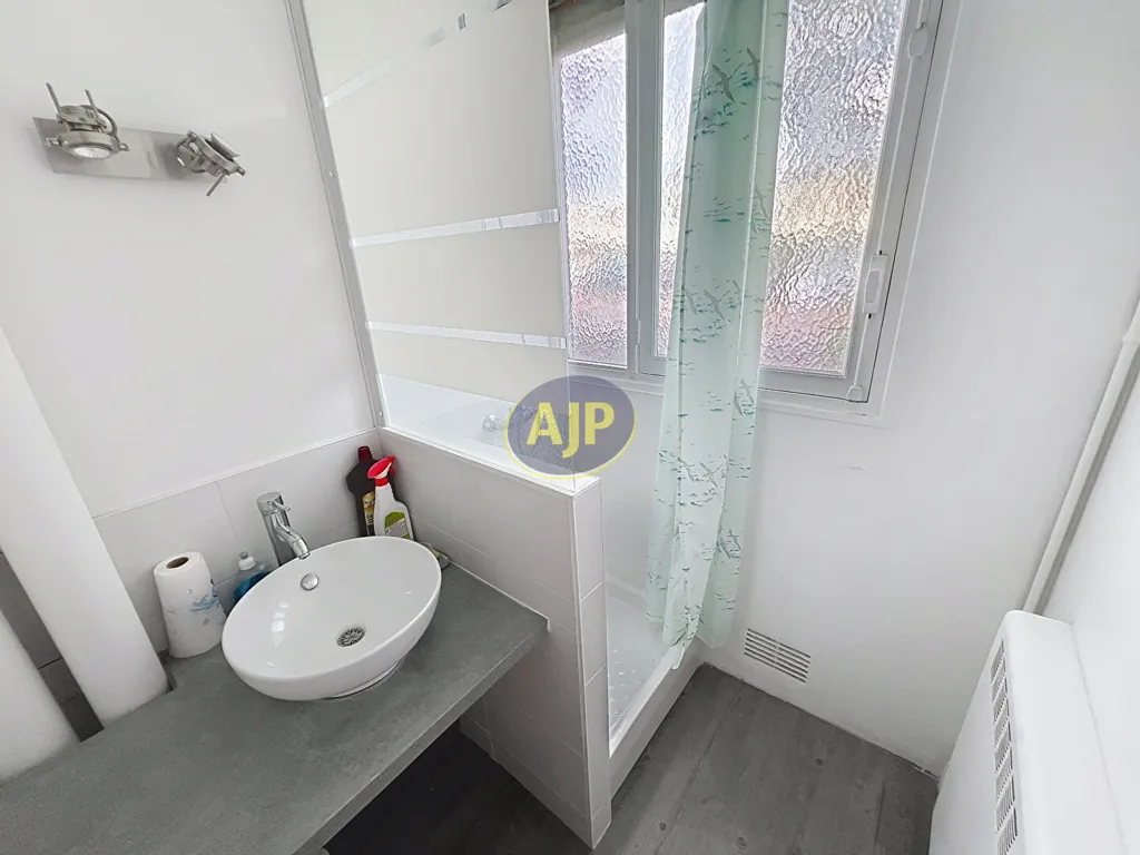 Salles de bain - Appartement Lumineux avec Cave à Mérignac