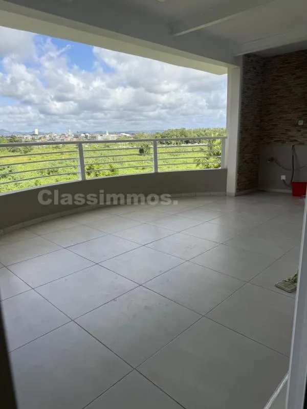 Rõdu - Spacious F4 Flat with Terrace in Lamentin