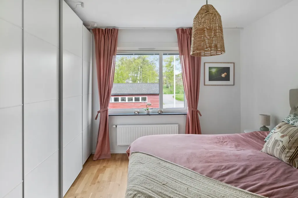 Magamistoad - Spacious 2-Bedroom Apartment with Balcony in Kungsbacka