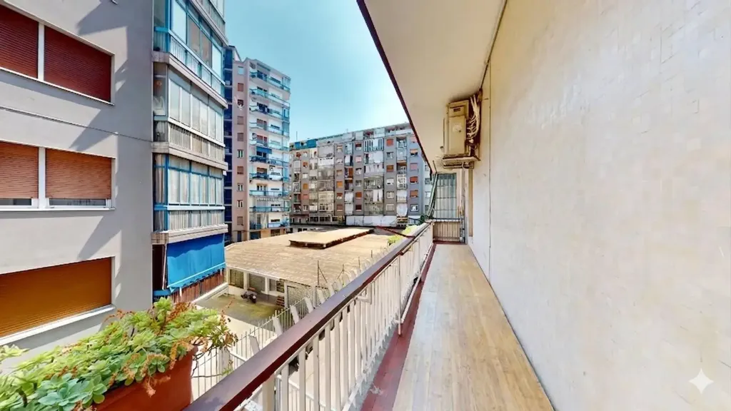 Balcon - Spacious Trilocale with Balcony in Turin