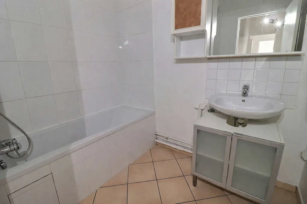 Bagni - 2-Bedroom Apartment with Parking in Chaville