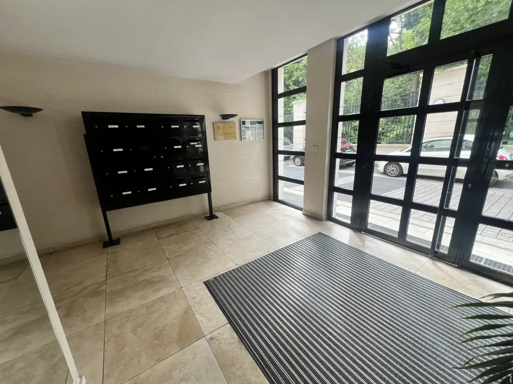 Esik - Apartment with Terrace in Courlancy