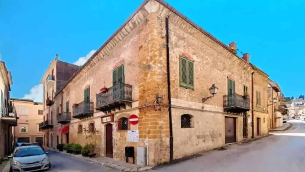 Välivaade - Terraced House with Commercial Space in Canicattì
