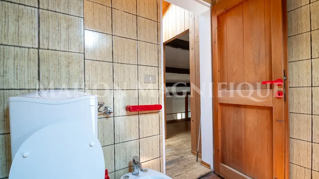 Bathrooms - Prestigious Apartment with Corso Giovecca View in Ferrara
